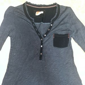 EUC Gorgeous long sleeve 100% cotton T-shirt with V-neck and side pocket